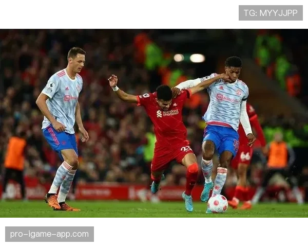 曼联中场一断就崩，攻防转换彻底失控！